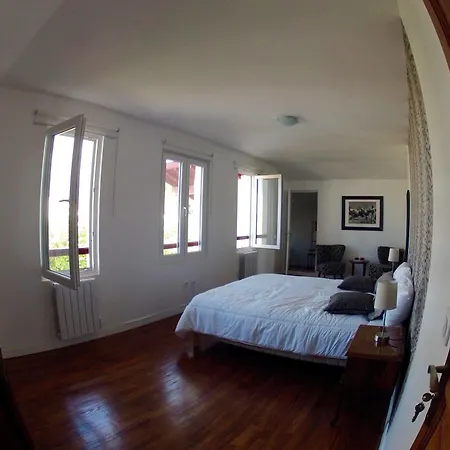 Aux Arenes De Bed & Breakfast