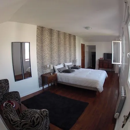 Aux Arenes De Bed & Breakfast 3*