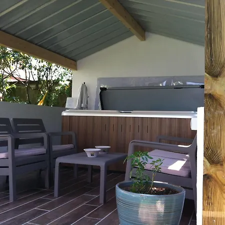 Bed & Breakfast Aux Arenes De 3*