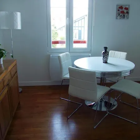 Aux Arenes De Bed & Breakfast 3*