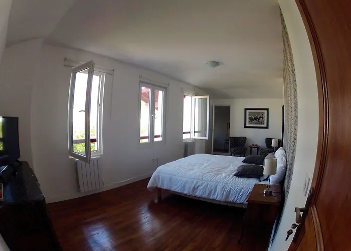 Aux Arenes De Bed & Breakfast