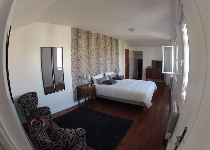 Aux Arenes De Bed & Breakfast 3*